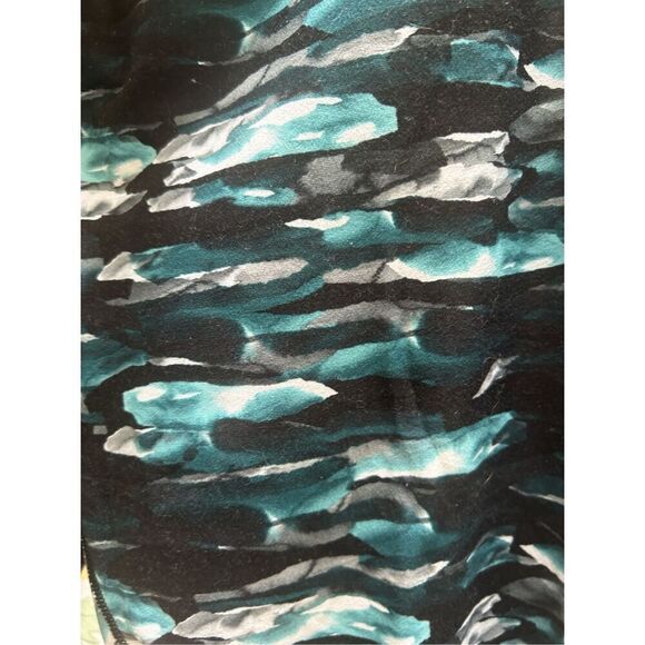 Define PowerHold® Mid-Rise Capri - Picture 3 of 6